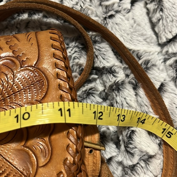 Lovely vintage hand tooled leather shoulder bag. - Picture 9 of 9